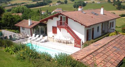 Casa tradicional vasca con piscina y cocina de verano.