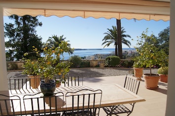 S'assoir et contempler la mer.
Take a seat and contemplate the sea.
