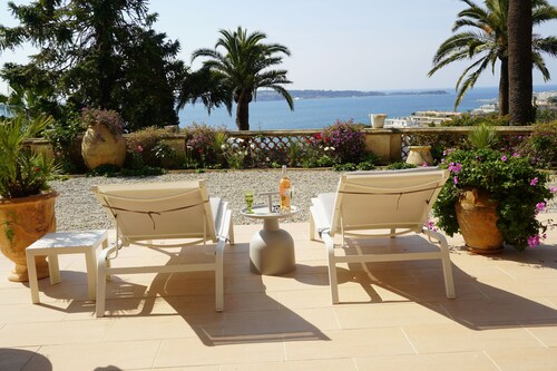 Fantastic 180° sea view, charm of bygone days, space and confort