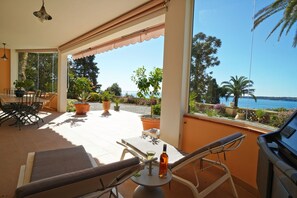 Dining - Fantastic 180° sea view, charm of bygone days, space and confort (Cannes)