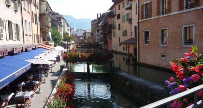 RARE LAKE VIEW apartment *** Annecy 2 steps from lake, beach, old town + garage + wifi