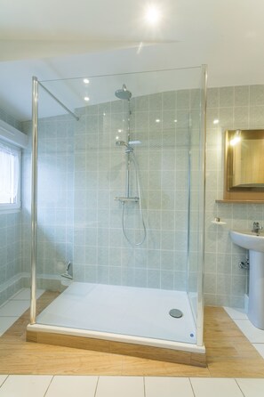 Dusche, Haartrockner, Handtücher, Seife