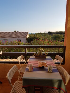 تناول الطعام بالخارج