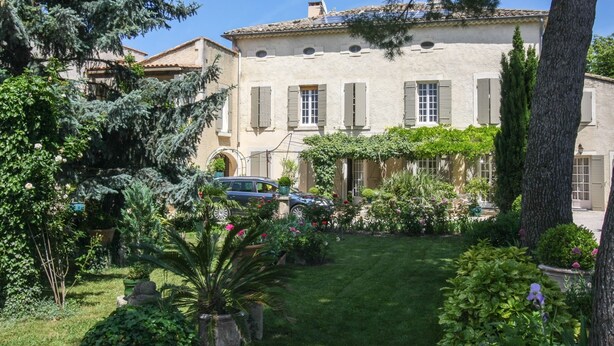 A large building with a garden in front, a parked car, and a tree. - Apartment in traditional farmhouse with swimming pool for 2 people, 2 bedrooms (Saint-Rémy-De-Provence)