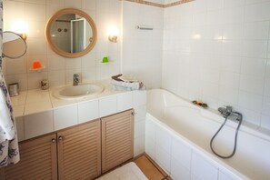 Badekar, hårtørrer, håndklæder, Sæbe