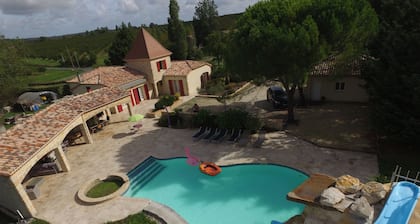 Pleasant house with swimming pool in the countryside. Golf 6km