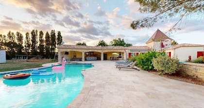 Pleasant house with swimming pool in the countryside. Golf 6km