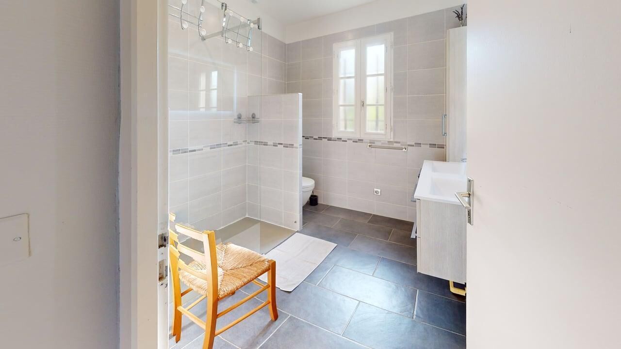 Douche, sèche-cheveux, papier toilette