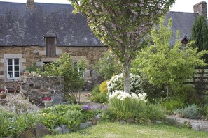 Property grounds - Charming cottage in peace between countryside and sea! With family, friends ......... (Sougéal)