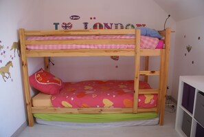 3 bedrooms, iron/ironing board, WiFi, bed sheets
