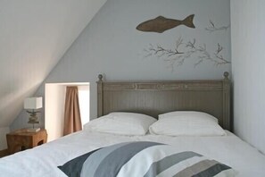 2 bedrooms, iron/ironing board, travel crib, free WiFi