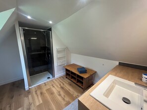 Ensemble douche/baignoire, papier toilette
