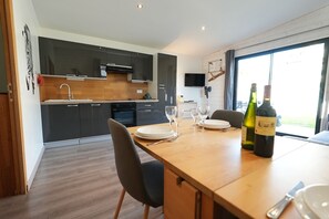 Fridge, microwave, oven, stovetop - Cottage by the sea and close to the town center in Cabourg. (Cabourg)