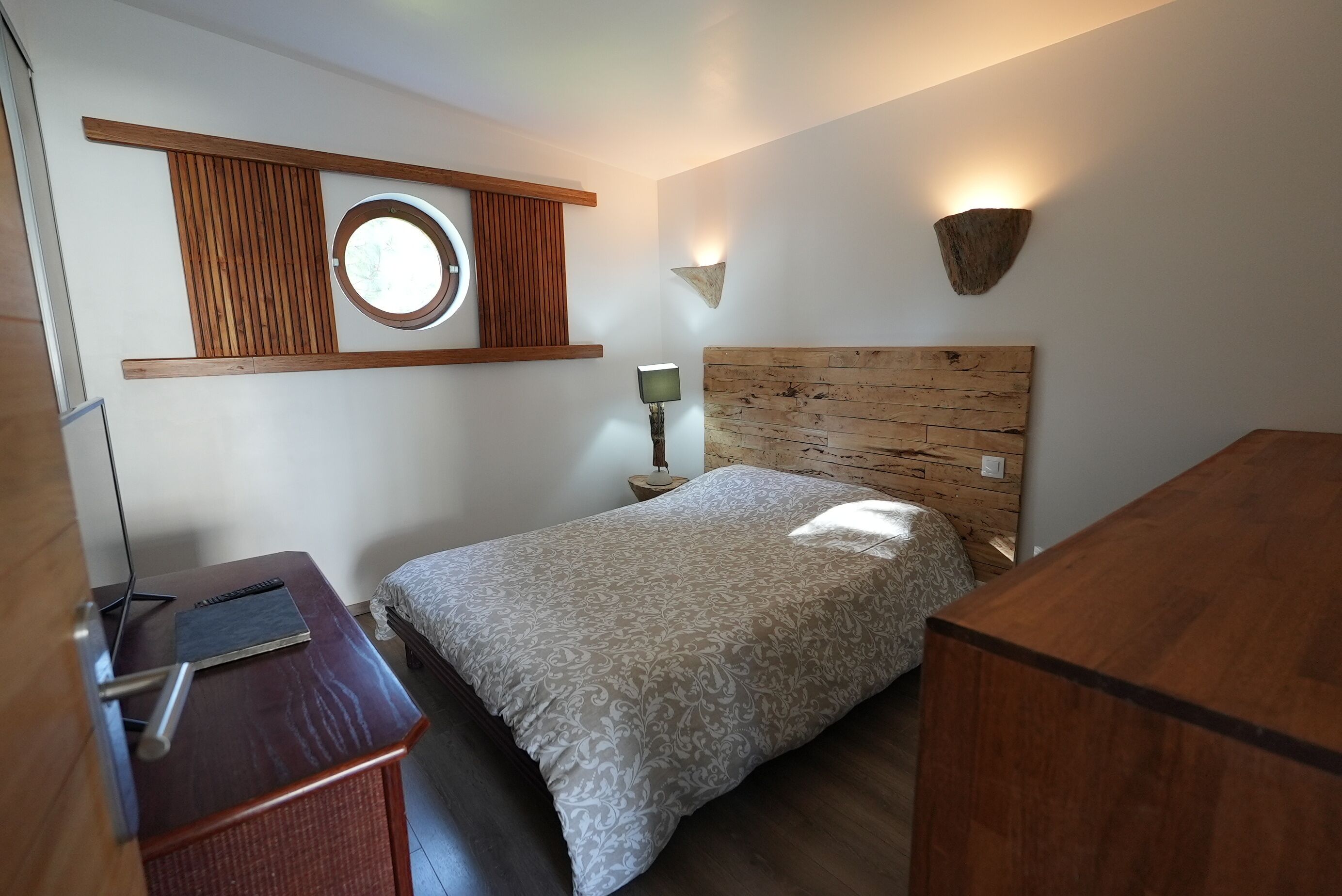 1 chambre, coffres-forts dans les chambres, fer et planche à repasser