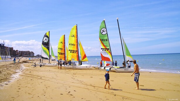 A beach with several sailboats and people. - Cottage by the sea and close to the town center in Cabourg. (Cabourg)