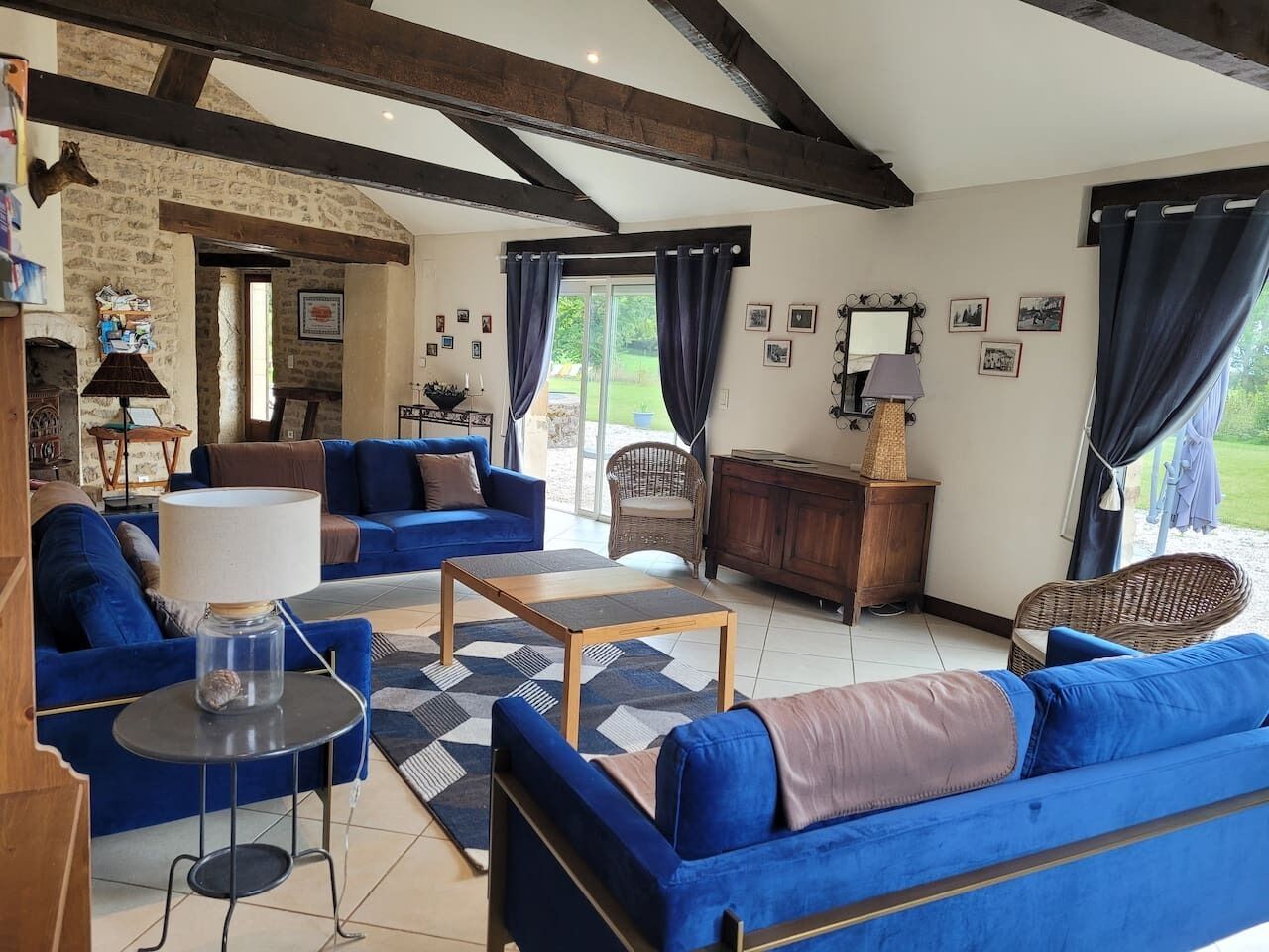 TV, caminetto, lettore DVD, tavolo da calcetto