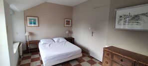 4 camere, una cassaforte in camera, una scrivania, ferro/asse da stiro
