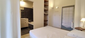 4 bedrooms, in-room safe, desk, iron/ironing board - Fisherman's house 50 meters from the sea in one place! (Saint-Armel)