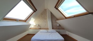 4 quartos, cofres nos quartos, escrivaninha