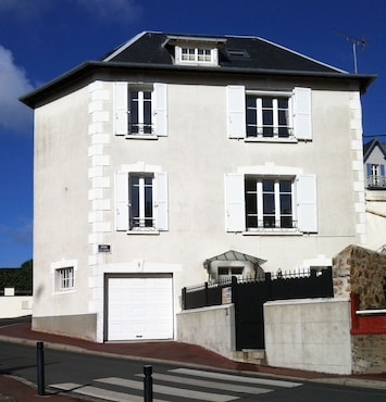 Notre maison située tout prÚs du centre- quartier trÚs calme- à 200m: la plage