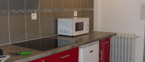 Frigorifero, microonde, forno, piano cottura