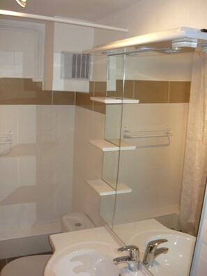Douche, sĂšche-cheveux, papier toilette