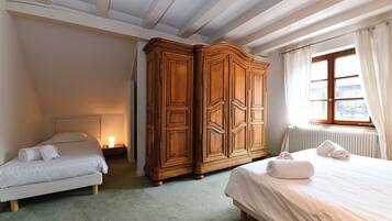 3 bedrooms, iron/ironing board, WiFi, bed sheets