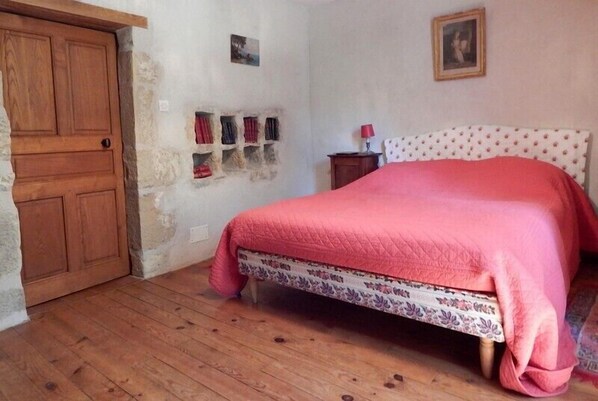 5 bedrooms, iron/ironing board, bed sheets