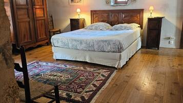 5 bedrooms, iron/ironing board, bed sheets