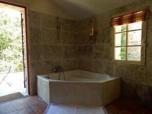 Combinazione doccia/vasca, asciugacapelli, asciugamani