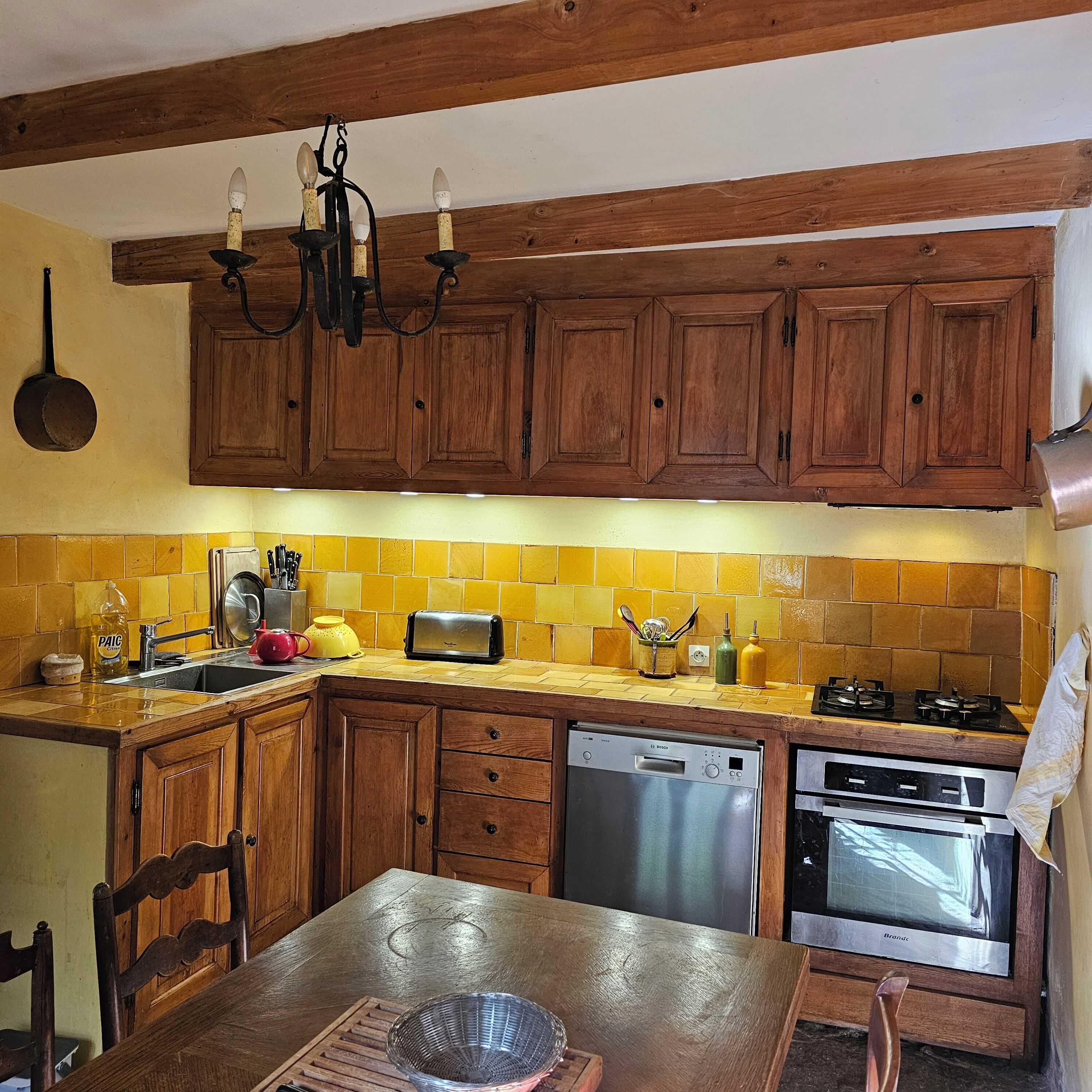 Fridge, oven, stovetop, dishwasher
