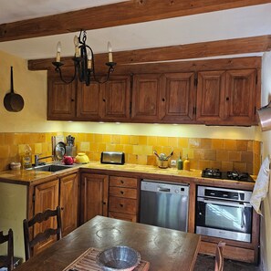 Frigorifero, forno, piano cottura, lavastoviglie