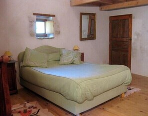 5 bedrooms, iron/ironing board, bed sheets