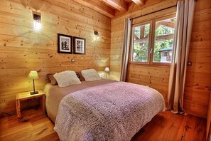 5 bedrooms, iron/ironing board, WiFi, bed sheets