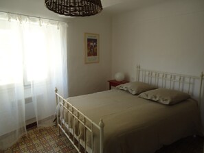 2 quartos, ferros/tábuas de passar roupa, berço de viagem