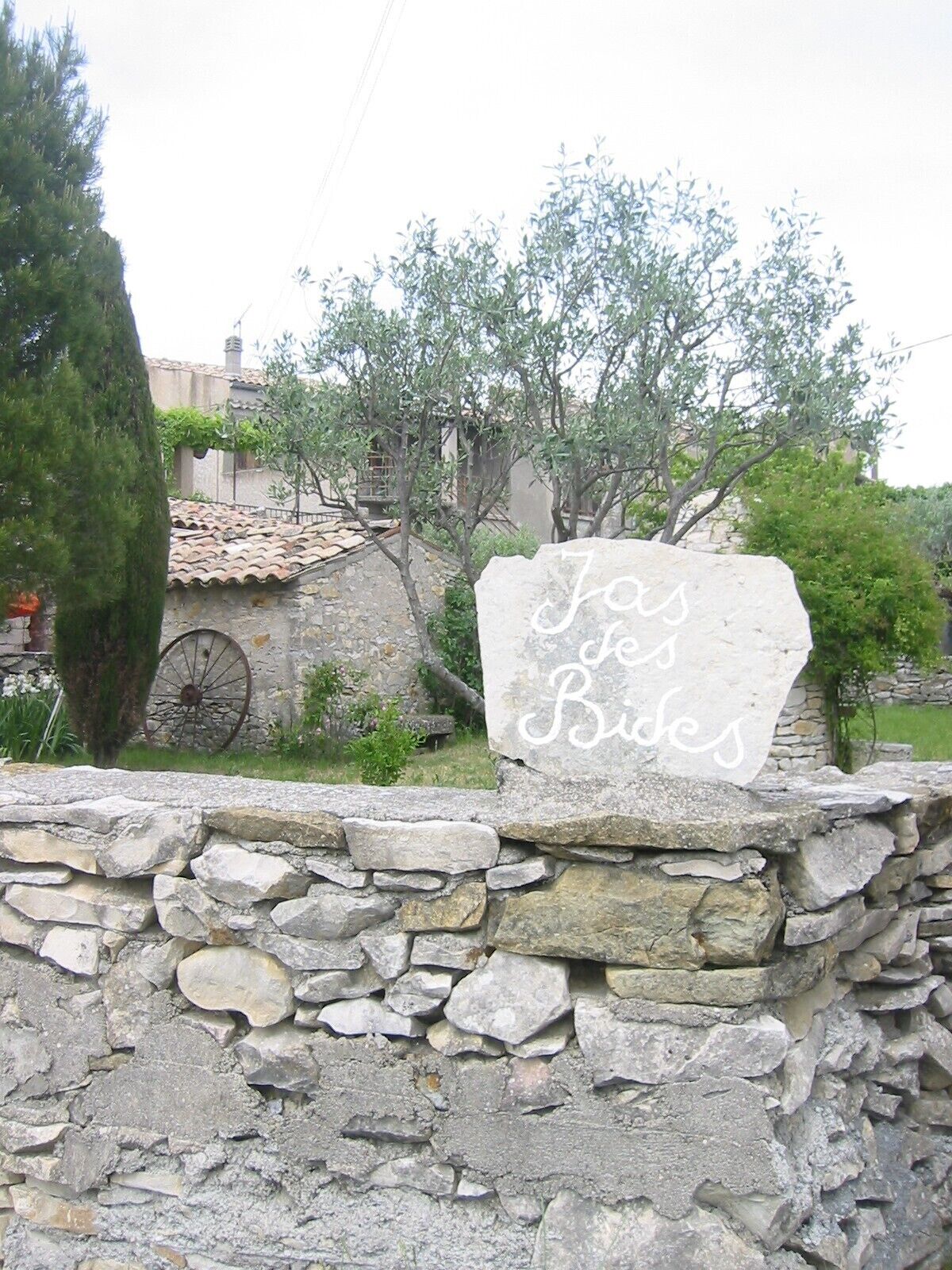 Un muro de piedra con un letrero que dice "Jas de Podes".