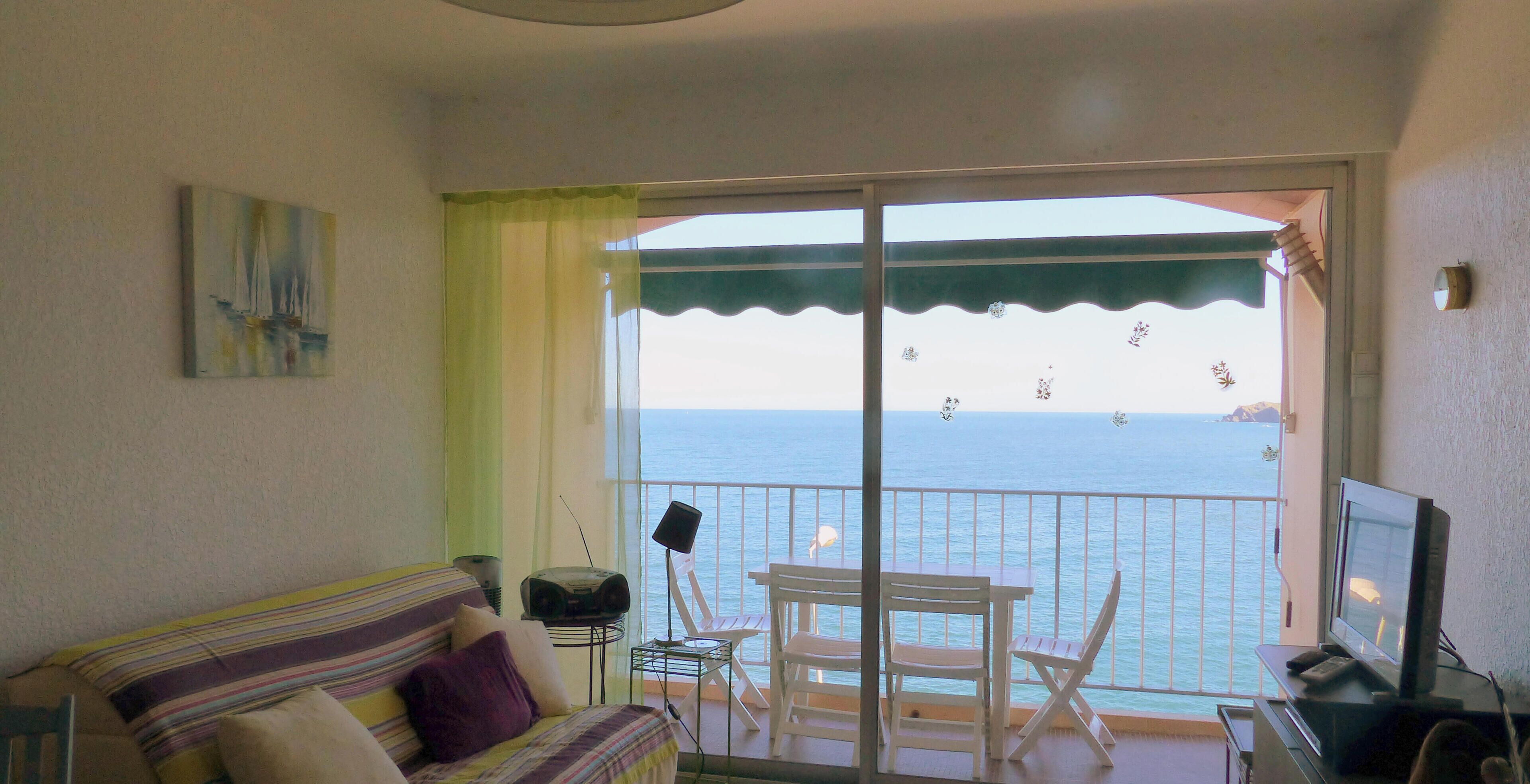 Télévision, lecteur de DVD, livres, chaîne hi-fi