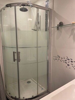 Douche, sĂšche-cheveux