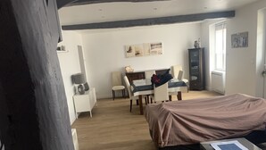 Une chambre à coucher avec un lit, un bureau, une chaise et une commode.
