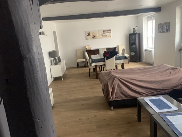 Un dormitorio con cama, escritorio, silla y cómoda.