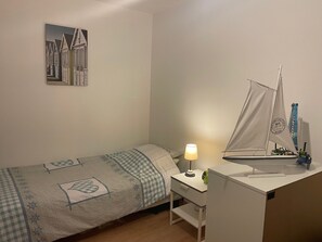 3 chambres, bureau, fer et planche à repasser, lit parapluie