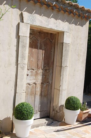 تفاصيل الفندق من الخارج