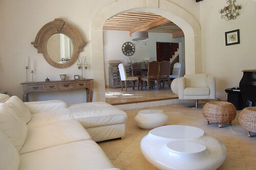 Provencal huvila uima-altaalla kauniin mäntymetsän ympäristön palvelut