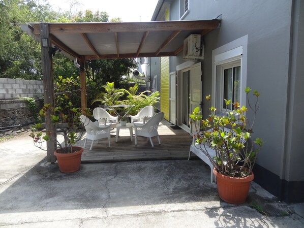 Terrace/patio - all the seaside pleasures at a very affordable price. (Saint-Leu)