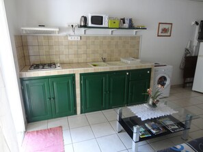 Frigorífico, microondas, horno y placa de cocina