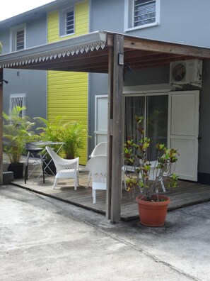 Outdoor dining - all the seaside pleasures at a very affordable price. (Saint-Leu)