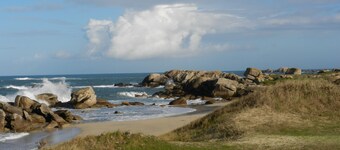 Liten fiskerhus med inngjerdet hage 800 m fra sandstrendene 