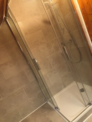 Duschwanne, Haartrockner, Handtücher