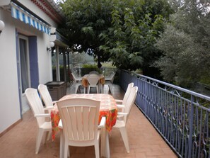 Outdoor dining - Detached villa with forest views, 6km from St Martin d'Ardeche. (Saint-Paulet-De-Caisson)