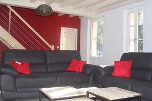 Smart TV, reproductor de DVD, tenis de mesa y libros 